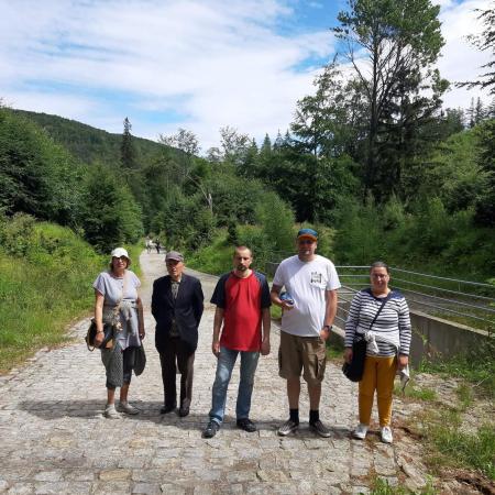 Wyświetl większy obrazek na kamiennej drodze w lesie do zdjęcia pozuje pięć osób