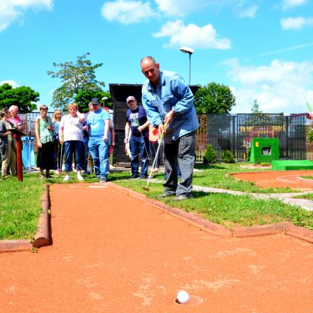 Wyświetl galerię Minigolf- świetna zabawa domowników ŚDS