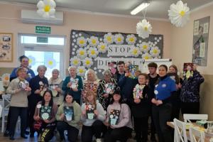 grupa osób, które brały udział w warsztatach pozuje do zdjęcia w ramach akcji Stop! Depresji