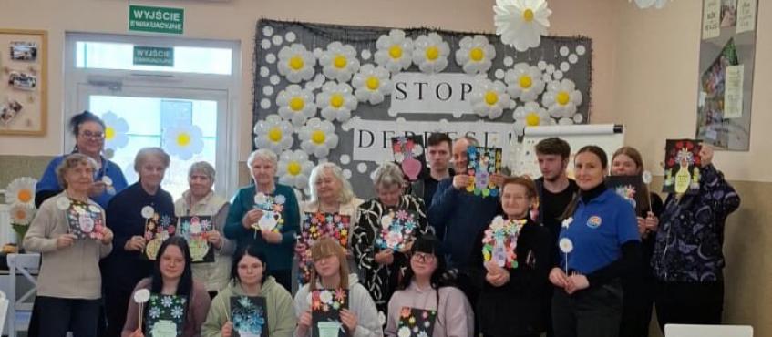 grupa osób, które brały udział w warsztatach pozuje do zdjęcia w ramach akcji Stop! Depresji